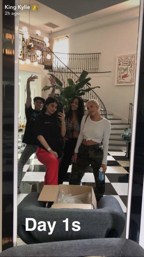 Kylie uploaded a picture with her friends wearing an oversized t-shirt