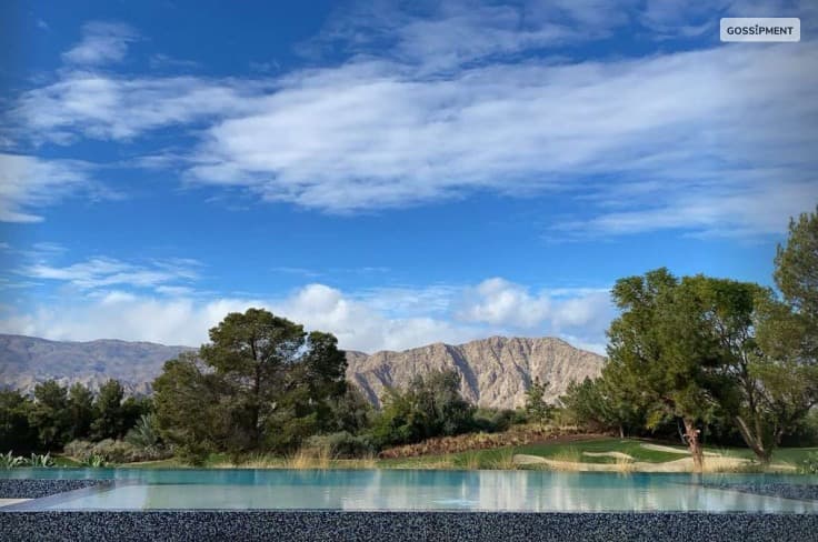 Travis also posts a daytime pic of the same poolside view