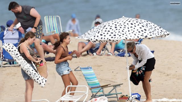 Sarah Jessica Parker And Her Daughters Hit The Beach